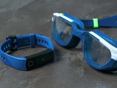 Yüzme gözlüklü spor bilekliği..