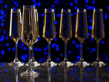 Karda olgunlaşmış mandalinalarla dolu tahta bir kutu..