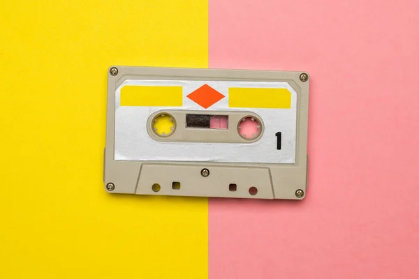 Elegante grabadora vintage sobre fondo amarillo y rosa. —  Fotos de Stock