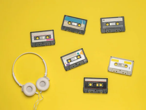 Un conjunto de grabadoras y auriculares sobre un fondo amarillo. — Foto de Stock