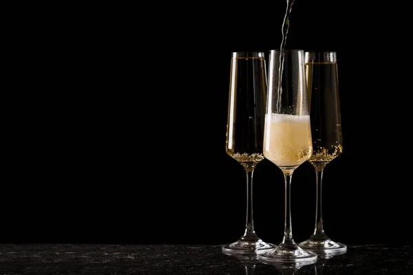 Três Copos Cheios Vinho Espumante Fundo Preto Uma Bebida Alcoólica — Fotografia de Stock