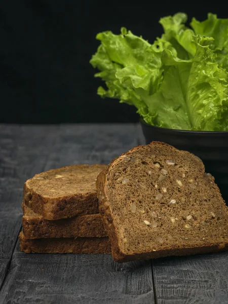 Eine Schüssel Salat Und Ein Paar Brotstücke Auf Einem Holztisch — Stockfoto