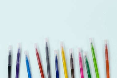 Açık arkaplandaki kapaklarla kaplı renkli işaretler. Okul, ofis ve hobiler için evrensel işaretler.