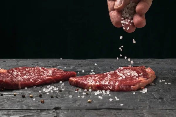 Sal Grosso Mar Derrama Das Mãos Sobre Bifes Cozinhar Pratos — Fotografia de Stock