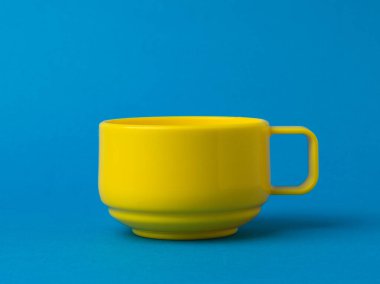 Parlak mavi arka planda sarı kase. Minimalizmin biçimi.