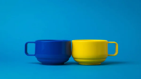 Желтые Синие Чашки Синем Фоне Цветовая Тенденция — стоковое фото