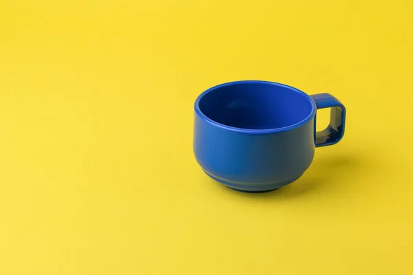 Голубая Чашка Ярко Желтом Фоне Стиль Минимализма — стоковое фото