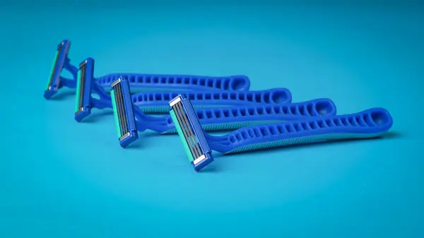 Four Blue Disposable Razors Blue Background Tools Facial Care Set — Stock Photo, Image