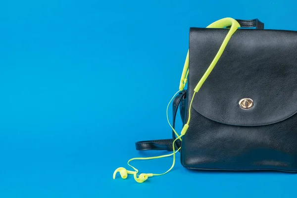 Sac Dos Cuir Pour Femme Écouteurs Jaunes Sur Fond Bleu — Photo