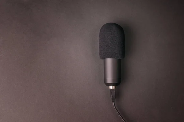 Moderní Kondenzátor Mikrofon Černém Pozadí Zařízení Pro Záznam Zvuku — Stock fotografie