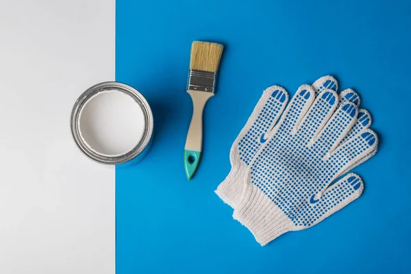 Una Lata Abierta Pintura Blanca Guantes Pincel Sobre Fondo Azul — Foto de Stock