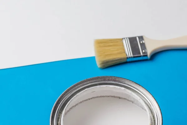 Una Lata Abierta Pintura Blanca Pincel Borde Colores Blanco Azul — Foto de Stock