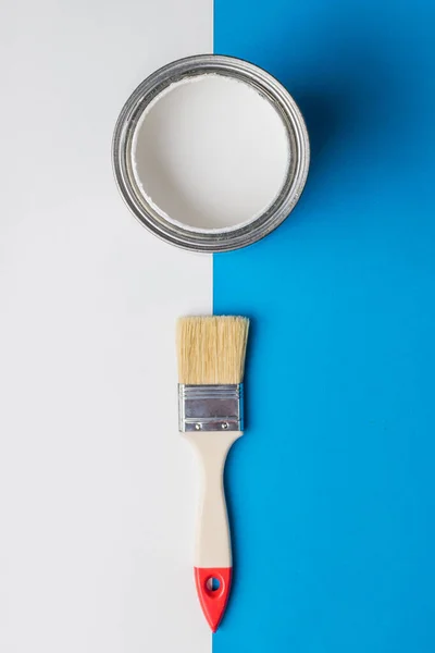 Pincel Una Lata Abierta Pintura Blanca Borde Colores Blanco Azul — Foto de Stock