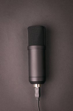 Koyu bir arka planda yoğunlaştırıcı mikrofon. Ses kayıt ekipmanları.