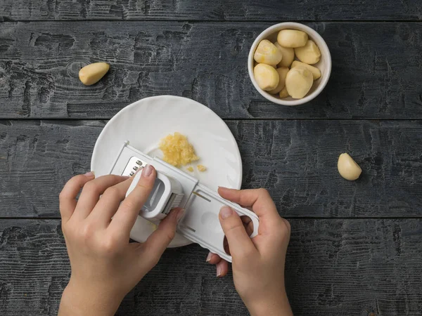 Fata Freacă Usturoiul Răzătoare Specială Masă Lemn Condiment Popular Pentru — Fotografie, imagine de stoc