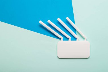 Sinyal yayılması yönünde eğik antenli Wi-Fi yönlendirici. Kablosuz ağların organizasyonu.
