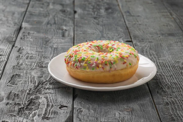 Ahşap Arka Planda Taze Pişmiş Donut Popüler Bir Şekerleme — Stok fotoğraf