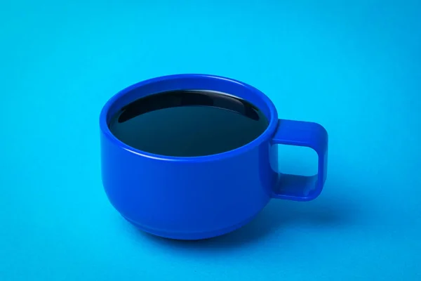 Niebieski Kubek Czarną Kawą Niebieskim Tle Popularny Napój Orzeźwiający — Zdjęcie stockowe