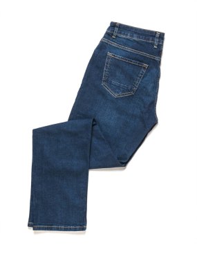 Katlanmış mavi kot beyaz arka planda izole edilmiş. Modaya uygun kot erkek kıyafetleri. Düz yatıyordu. Yukarıdan görünüşü.