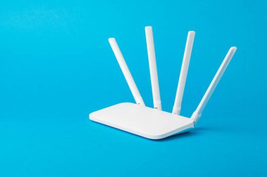 Açık mavi arka planda modern stil Wi-Fi yönlendirici. Kablosuz ağların organizasyonu.