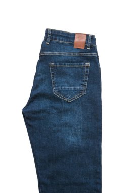 Beyaz arka planda deri etiketli erkek pantolonu. Modaya uygun kot erkek kıyafetleri. Düz yatıyordu. Yukarıdan görünüşü.