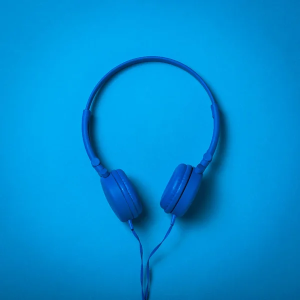 Stylish Blue Headphones Wire Blue Background Mobile Audio Playback Equipment — Stock Photo, Image