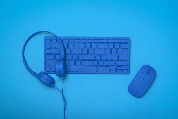 Cuffie Blu Una Tastiera Blu Mouse Blu Uno Sfondo Blu — Foto Stock