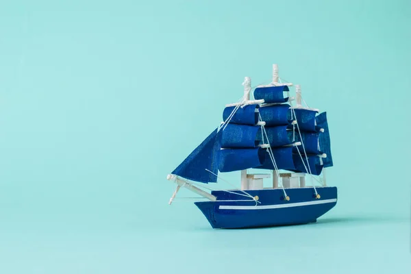 Εικόνα Ενός Μοντέλου Ιστιοφόρου Σκάφους Γαλάζιο Φόντο Έννοια Του Ταξιδιού — Φωτογραφία Αρχείου