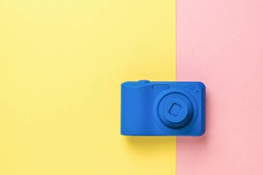 Kamera iki tonluk bir arka planda şık bir mavi renktedir. Fotoğraf ve video çekimi için şık ekipmanlar.