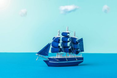 Sakin bir denizde yelken açan bir yelkenli. Seyahat ve macera kavramı. Kurulum.