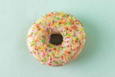 Mavi arka planda hamur işi süslemeli çörek. Popüler bir şekerleme..