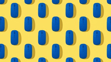 Sarı arka planda mavi bir bilgisayar faresi deseni. Bilgisayar aksesuarları.