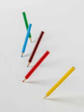 Beyaz arka planda beş kalem çizgisi var. Kırtasiye malzemeleri ve okul malzemeleri..