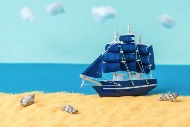 Kumlu kıyıya yelken açan bir yelkenli. Seyahat ve macera kavramı.