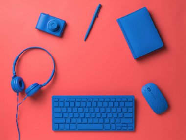 Kırmızı arka planda işyerinin aksesuar tasarımcısı. Ticari ve serbest aksesuarlar için şık aksesuarlar. Düz yatıyordu.