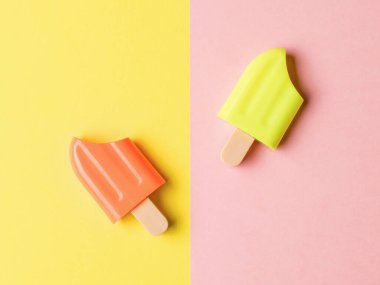 İki renkli arka planda sarı ve turuncu dondurma. Popüler bir yaz atıştırması.