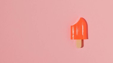 Kırmızı arka plandaki çubukta kırmızı donmuş meyve suyu. Popüler bir yaz atıştırması.