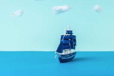 Bulutlu bir gökyüzüne karşı denizde bir yelkenli kurmak. Seyahat ve macera kavramı.