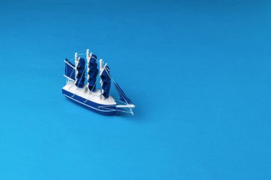 Okyanusta yüzen yelkenli bir geminin kurulumu. Seyahat ve macera kavramı.