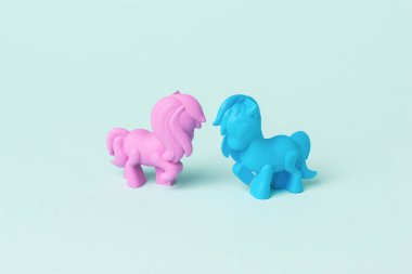 Mavi arka planda mavi bir oyuncak. Modaya uygun bir oyuncağın tek renkli görüntüsü.