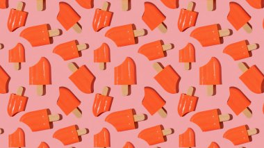 Kırmızı arka planda kırmızı kemirilmiş buzlu şeker deseni. Popüler bir yaz atıştırması.