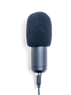 Beyaz zemin üzerinde USB kablosu olan mikrofon izole edilmiş. Ses kayıt ekipmanları.
