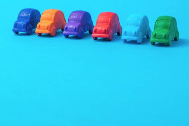 Mavi arka planda birkaç araba var. Araba satma ve satın alma kavramı.