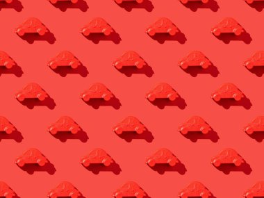 Parlak kırmızı arka planda kırmızı araba deseni. Araba satma ve satın alma kavramı.