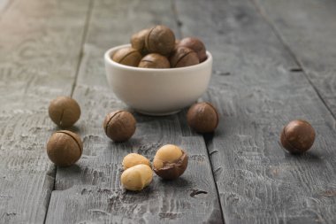 Küçük bir seramik kase ve ahşap bir masada fındık. Süper yemek..