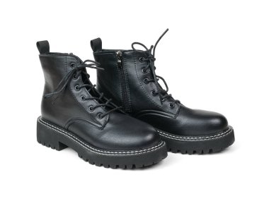 Beyaz arka planda izole edilmiş şık bir çift deri bot. Seyahat için şık ayakkabılar..