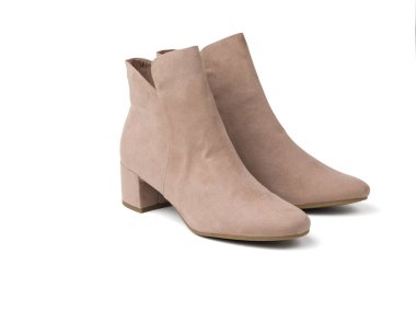 Açık bej süetten yapılmış zarif kadın ayakkabıları beyaz arka planda izole edilmiş. Yarı sezonluk şık kadın ayakkabıları..