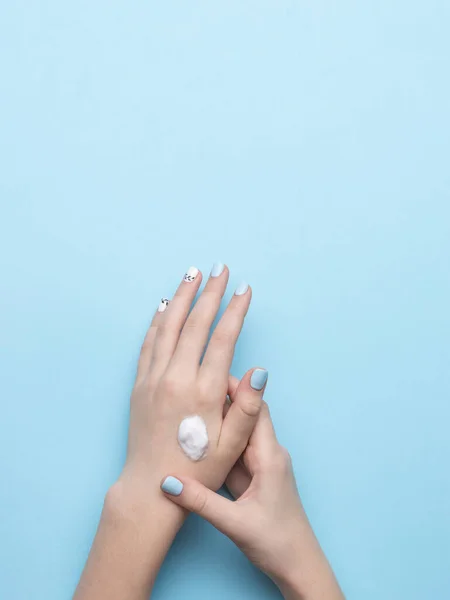 Γυναικεία Χέρια Μακιγιάζ Και Μια Σταγόνα Κρέμα Χεριών Φροντίδα Δέρματος — Φωτογραφία Αρχείου