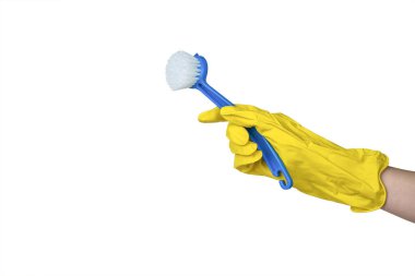 Beyaz arka planda izole edilmiş mavi fırçalı sarı iş eldivenli bir el. Evi temizlemek için bir şey..