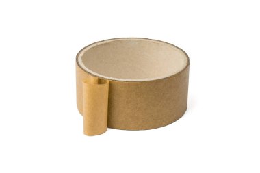 Onarım ve ambalaj için beyaz arka planda izole edilmiş bir bant rulosu. Evrensel paketleme bandı.